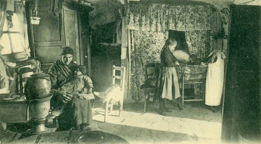 Экиан: деревня из старых лодок