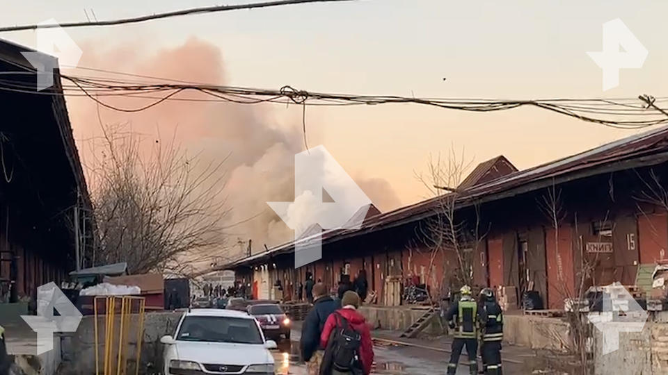 Площадь пожара на складе у Казанского вокзала достигла 400 