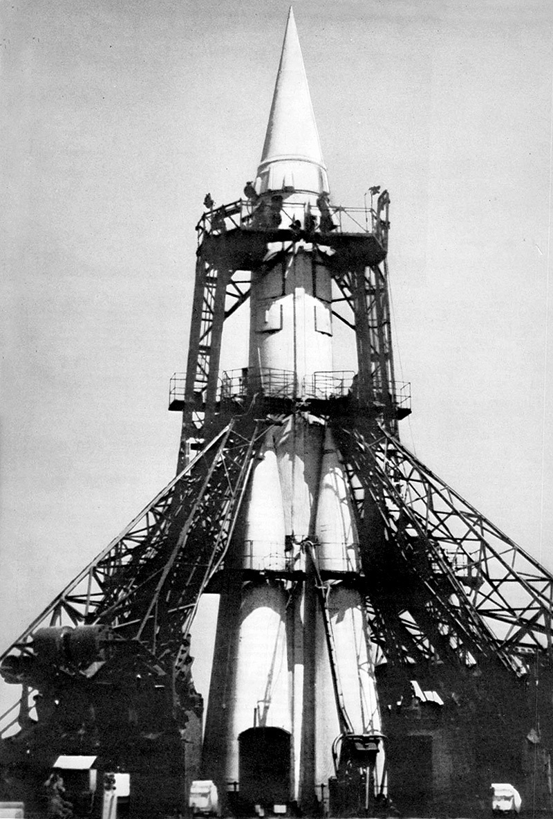 Межконтинентальная баллистическая ракета Р-7 (8К71) на стартовом комплексе полигона Тюра-Там (космодрома Байконур) militaryrussia.ru - Другой спутник | Warspot.ru