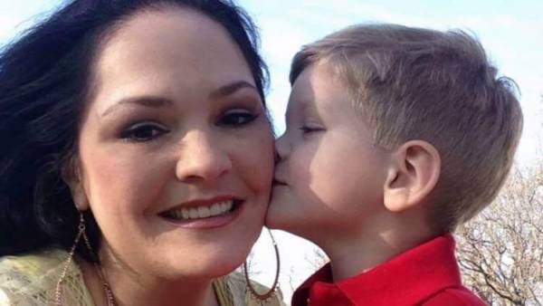 В трубке он услышал голос 4-летнего сына: «Папочка, скорее приезжай домой! Мамочка не может проснуться!». А дальше… В трубке он услышал голос 4-летнего сына: «Папочка, скорее приезжай домой! Мамочка не может проснуться!». А дальше…