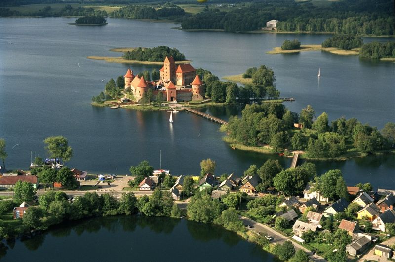 10 красивейших замков на воде (19 фото)