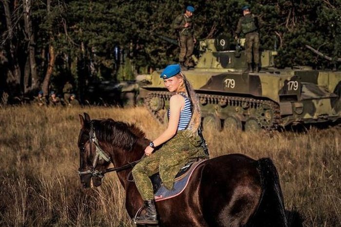 Курсантки высшего воздушно-десантного командного училища (12 фото)
