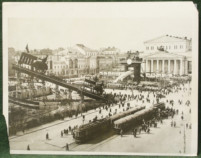 Гигантские макеты прокатного стана и тракторного отряда, 1930 год. Гигантские макеты прокатного стана и тракторного отряда, 1930 год.