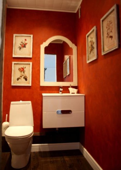 Красная ванная комната, белая тумба и зеркало, красный в интерьере