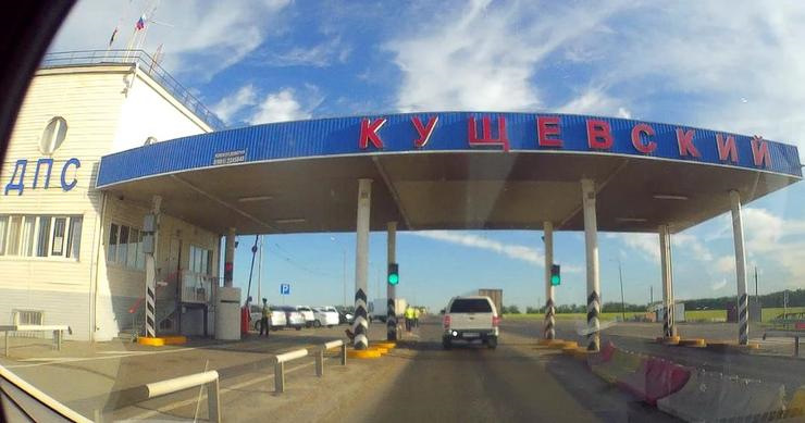 ГИБДД «Кущевки» разводит едущих в Крым по платной М4 «Дон» ГИБДД «Кущевки» разводит едущих в Крым по платной М4 «Дон»