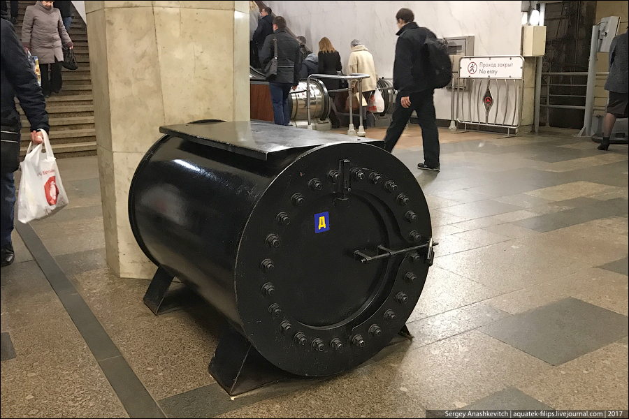 Странные черные контейнеры в метро Странные черные контейнеры в метро