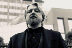 «Заставлю Тимошенко работать санитаркой, а Ляшко - мыть подъезды»: эксцентричная предвыборная программа - с чем Владимир Петров идет в президенты