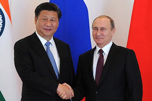 «И России, и Китаю необходимо создавать финансовую альтернативу доллару. И Россия, и Китай должны при этом не копировать Запад» (фото: kremlin.ru)