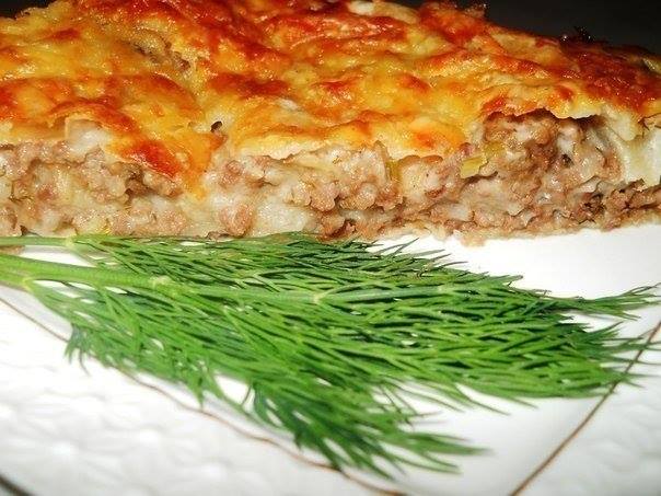 Фотография: Food lovers - вкуснее только у мамы!
Ленивая лазанья
Замечательный рецепт, не раз мною опробован.
Ингредиенты:
Лаваш тонкий (в упаковке обыкновенно 2 листа, на лазанью мне хватает одного)
Фарш мясной 250-300 гр.
Лук репчатый
Помидор
Молоко 0,5 стак.
Мука 1 ст.л.
Соль
Сыр твердый (тертый)
Приготовление:
1. Слегка обжариваем на сковороде мясной фарш (3 - 4 мин), добавляем мелко порезанный лук и помидор, обжариваем, солим, в конце можно положить свежую зелень.
2. Делаем соус: 1 ст. ложку муки размешиваем в молоке, добавляем соль и доводим до кипения, помешивая, снимаем с огня (соус слегка загустеет).
3. В форму, смазанную маслом, укладываем слоями: лаваш, пережарка, лаваш, пережарка, лаваш.
4. Сверху заливаем молочным соусом. Я провожу ножом вдоль стенок форы, чтобы соус «окружил» лазанью.
5. Посыпаем тертым сыром и запекаем в духовке около 30 - 40 минут (до зарумянивания).