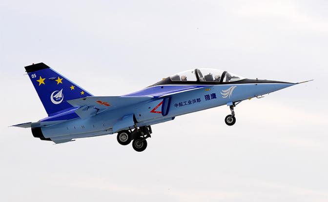 самолет Hongdu L-15