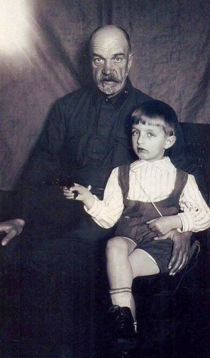 Игорь Дмитриев с дедушкой, Петром Артамоновичем. / Фото: www.izbrannoe.com Единственная любовь аристократа советского кино Игоря Дмитриева