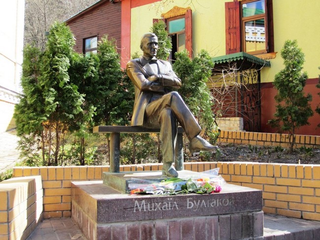 Скульптура Михаила Булгакова, Киев Скульптура Михаила Булгакова, Киев