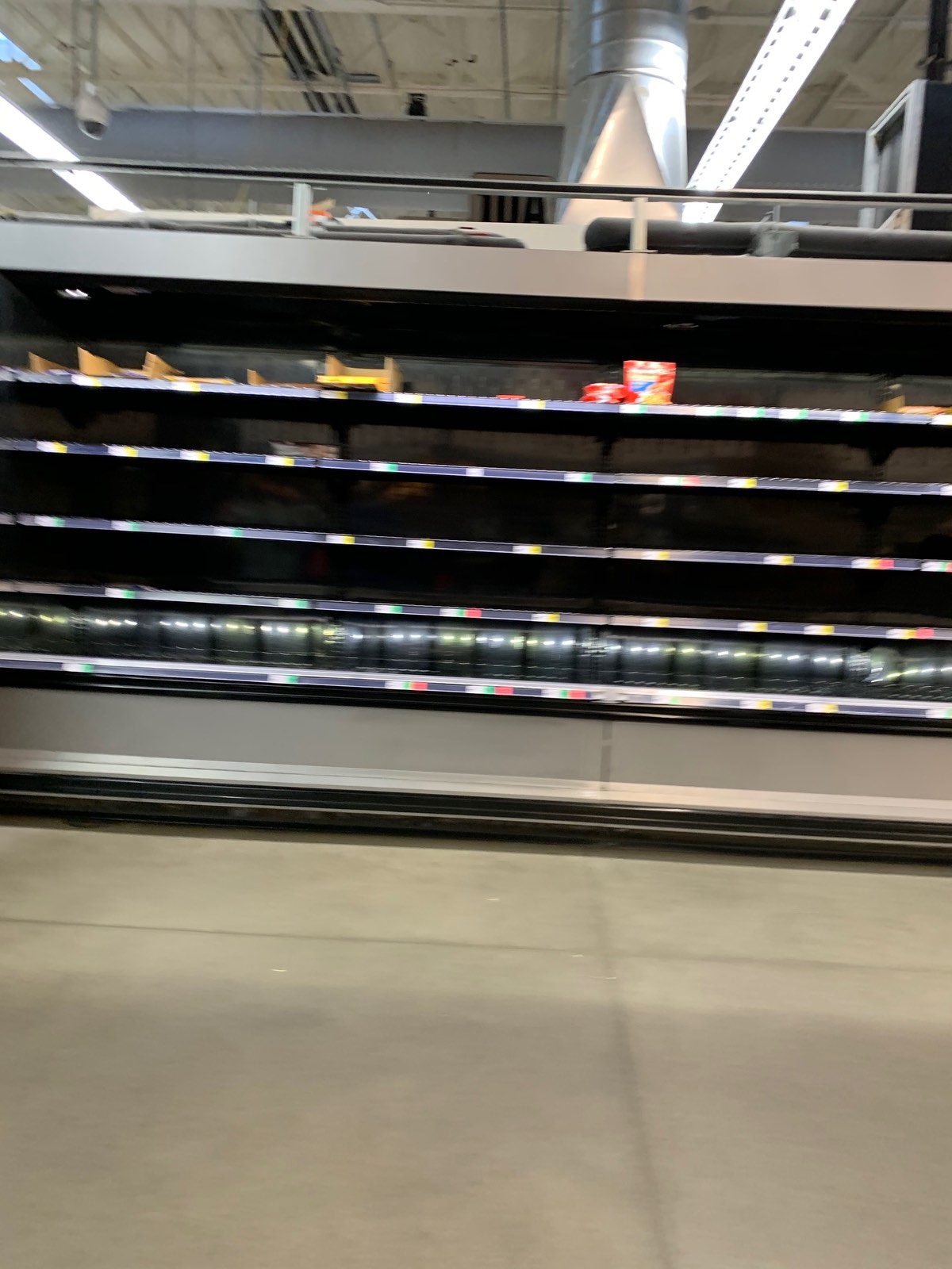 В США паника - километровые очереди в ещё не закрытые магазины