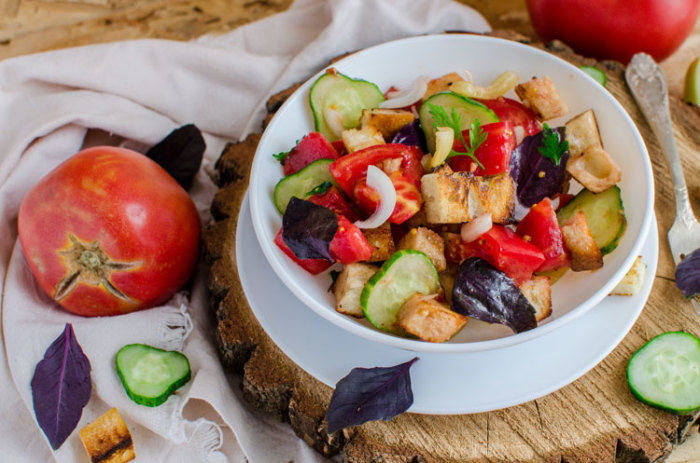 Итальянский салат. \ Фото: volshebnaya-eda.ru. 8 вкусных овощных салатов, которыми не стыдно угостить гостей
