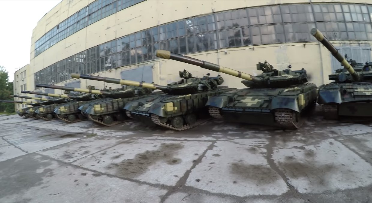 «А еще лучше — надувные»: россияне посмеялись над планами Киева выставить на военный парад «фанерные» танки
