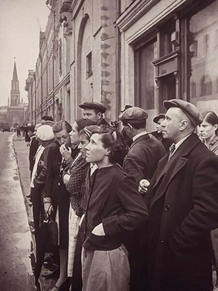 Москвичи слушают сообщение Инфорбюро о начале войны. 1941 год