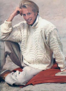 Белый пуловер с рельефными косами