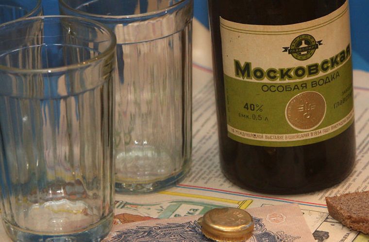 Марка водки «Московская » появилась еще в 1894 году Марка водки «Московская » появилась еще в 1894 году СССР, граненый стакан, губастый, история, посуда, стакан, стекло, факты