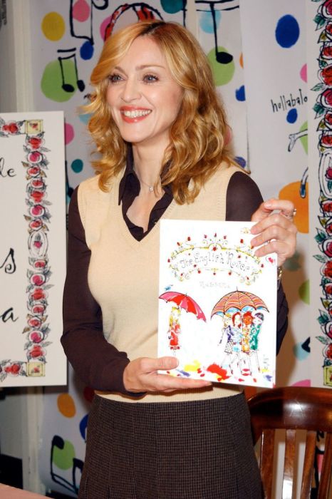 Мадонна с одной из своих книг. / Фото: www.pinimg.com Мадонна с одной из своих книг. / Фото: www.pinimg.com