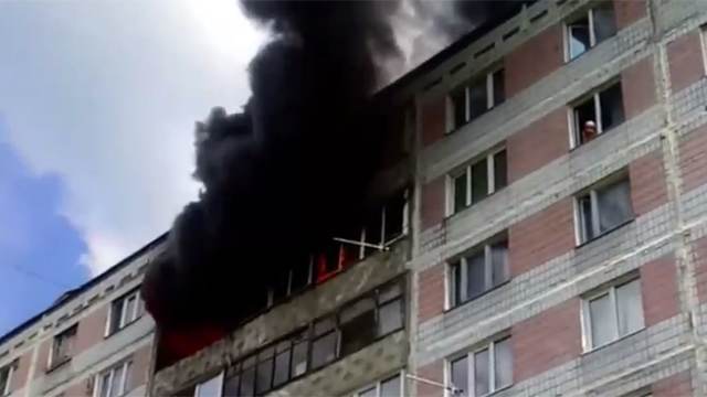 Видео: несколько квартир вспыхнули в доме в подмосковном Лосино-Петровском
