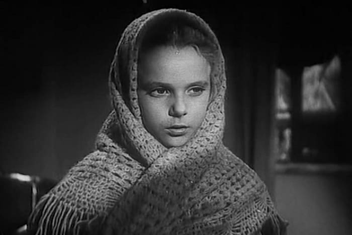 Нина Иванова в фильме *Жила-была девочка*, 1944 | Фото: kino-teatr.ru Мгновение славы и годы забвения Нины Ивановой: Почему звезда фильма «Весна на Заречной улице» пропала с экранов