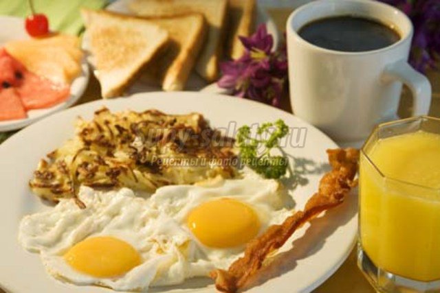 Омлетный рулет с рукколой и ветчиной