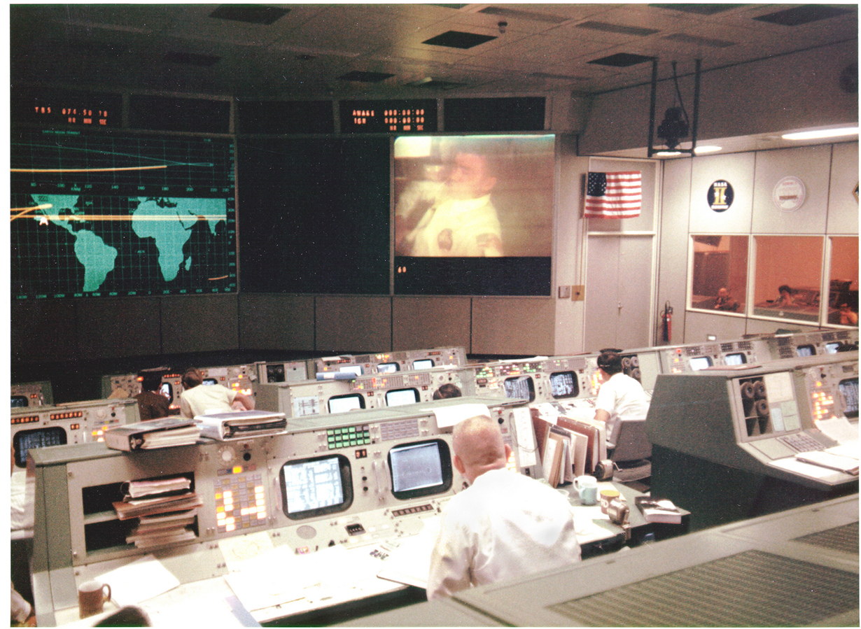 13 апреля 1970 года. Общий вид операции в Центре управления полётами во время четвёртого телемоста с «Аполлоном-13». После окончания связи в служебном модуле корабля произошёл взрыв кислородного бака и вышли из строя две из трёх имеющихся батарей топливных элементов. В результате аварии миссия по высадке на Луну отменена; все силы были направлены на спасение астронавтов. (NASA on The Commons)
