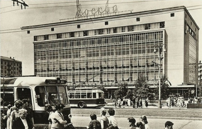 Самый крупный универмаг столицы «Москва» / Фото: pastvu.com Богатые советские женщины: как они зарабатывали и на что тратили большие деньги