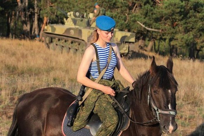 Курсантки высшего воздушно-десантного командного училища (12 фото)