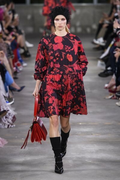 Миллион алых роз — чем нас покорила новая коллекция Valentino Pre-Fall-2019 Миллион алых роз — чем нас покорила новая коллекция Valentino Pre-Fall-2019