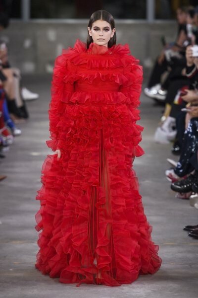 Миллион алых роз — чем нас покорила новая коллекция Valentino Pre-Fall-2019 Миллион алых роз — чем нас покорила новая коллекция Valentino Pre-Fall-2019