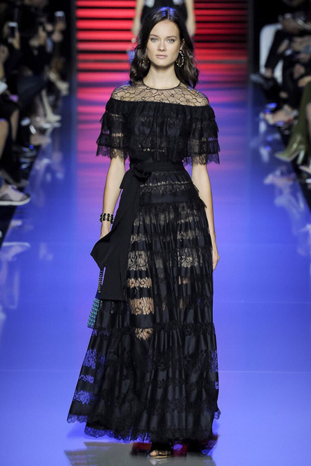 Модель в кружевном платье от Elie Saab