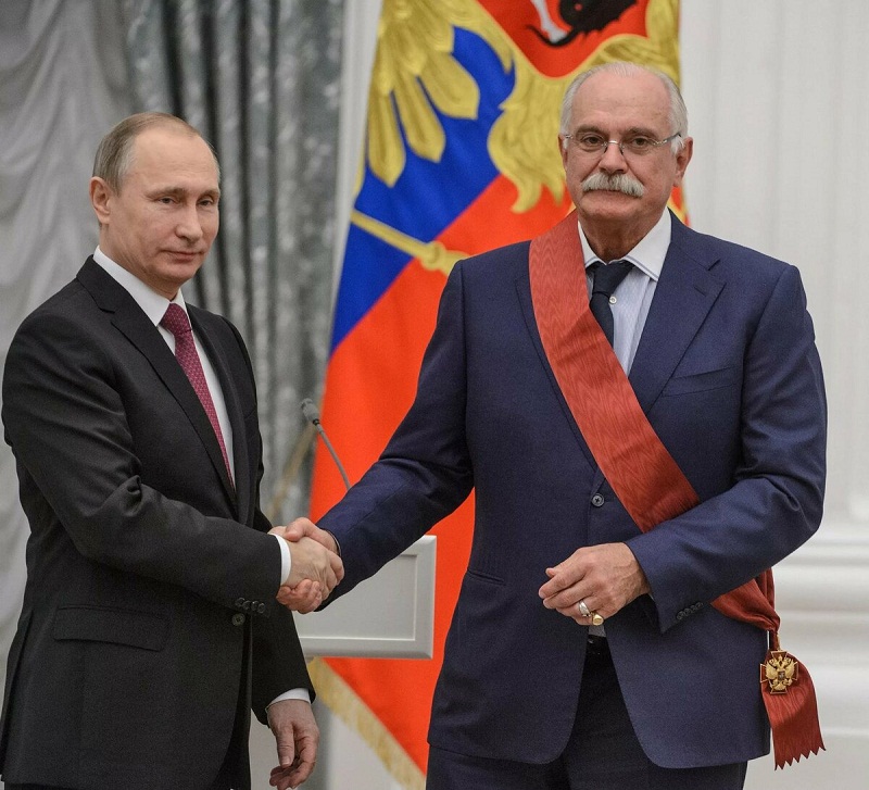 В споре с Михалковым Путин официально поддержал Грефа, саботирующего его указы