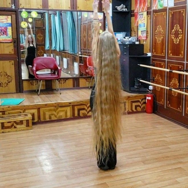 Вот как выглядят волосы девушки которая не стриглась целых 28 лет