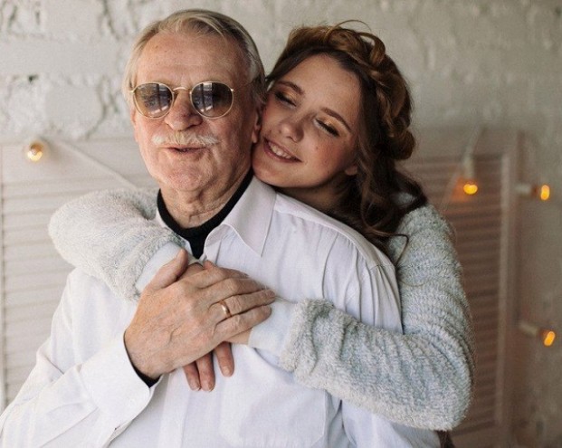 Директор 87-летнего Ивана Краско избил предполагаемого кавалера его молодой жены Директор 87-летнего Ивана Краско избил предполагаемого кавалера его молодой жены