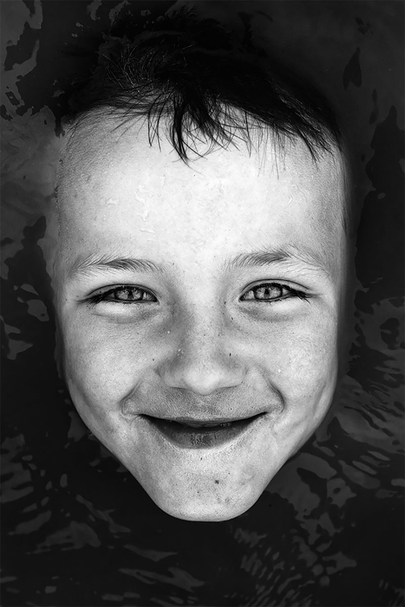 "Плавание" (фото: Трейси Ботика, Австралия) B&W Child Photo Contest, детство, конкурс, победитель, ребенок, снимок, фотография