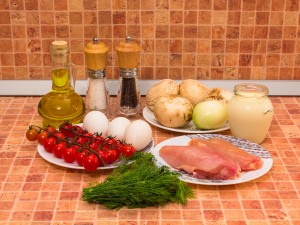 Салат с запеченным куриным филе, блинчиками и грибами