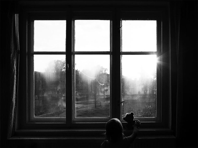 "Дорогой медвежонок" (фото: Кристина Овечкова, Чехия) B&W Child Photo Contest, детство, конкурс, победитель, ребенок, снимок, фотография