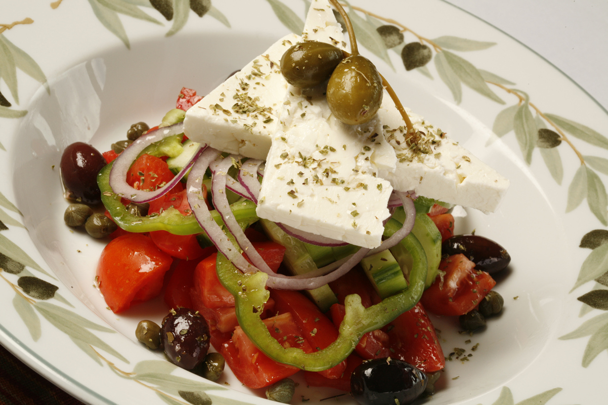 Греческий салат — звезда греческой кухни. Этот салат пестрит красками, так как включает в свой состав свежие огурцы, помидоры, красный лук, болгарский перец, маслины и, конечно же, сыр фета. В качестве заправки используют оливковое масло. В некоторых вариациях греческого салата можно увидеть листья салата, каперсы. (Zagat Buzz)
