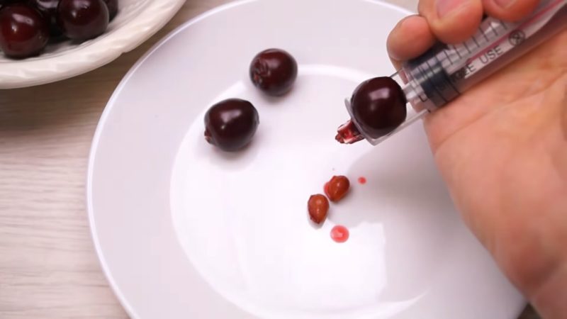 Интересное изобретение из копеечного аптечного одноразового шприца