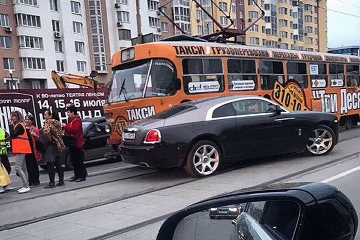 В Екатеринбурге Rolls-Royce, подвозивший Анну Семенович, столкнулся с трамваем (3 фото + видео)