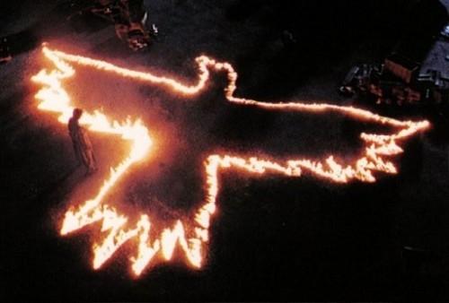<B>Ворон (1994)</B><BR> В процессе создания фильма киногруппу постоянно преследовали напасти: ураган, повредивший дорогостоящее оборудование, травмы рабочего персонала на рабочей площадке и т.п. Апогеем стала трагедия, произошедшая 31 марта 1993 года: на съемках одной из сцен был убит актер Брэндон Ли. Самые культовые сцены мирового кинематографа