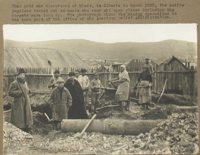 Во дворе Американской администрации помощи голодающим, 1922 год. Во дворе Американской администрации помощи голодающим, 1922 год.