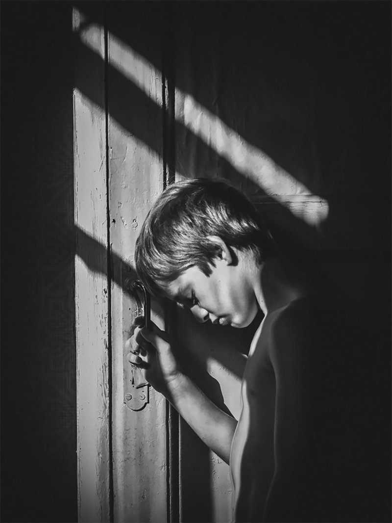 "Дверь" (фото: Елена Балышева, Россия) B&W Child Photo Contest, детство, конкурс, победитель, ребенок, снимок, фотография