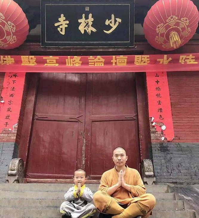 3-летний малыш тренируется в монастыре Шаолинь