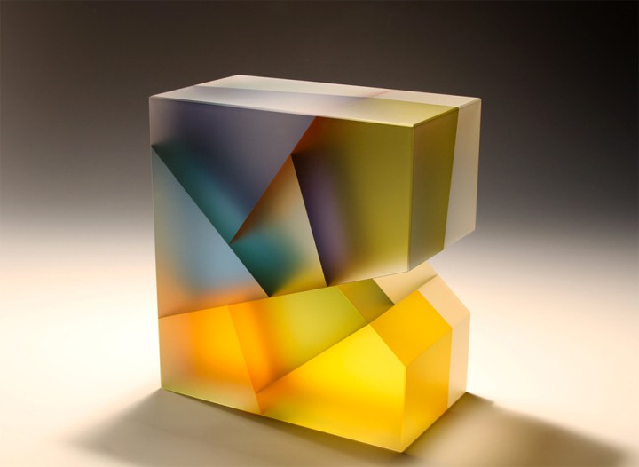 геометрическая скульптура из стекла