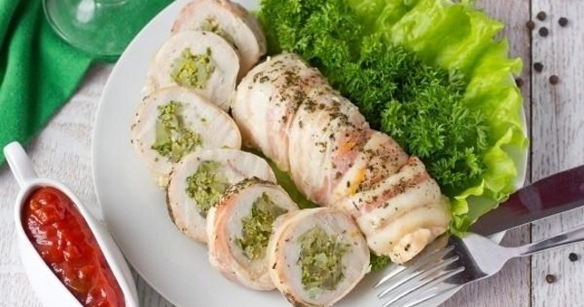 Картинки по запроÑу Сочный и ароматный куриный рулет в фольге
