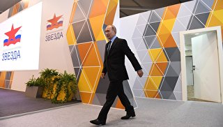 Владимир Путин во время посещения дальневосточного судостроительного комплекса Звезда. 8 сентября 2017 Владимир Путин во время посещения дальневосточного судостроительного комплекса Звезда. 8 сентября 2017
