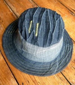 шляпа из старых джинсов
