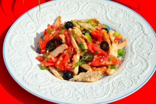 Легкий салат из курицы с оливковым маслом Легкий салат из курицы с оливковым маслом